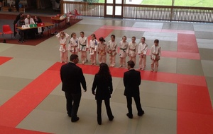 Attente des judoka avec les arbitres officiels